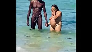 El negro de whatsapp en playa nudista
